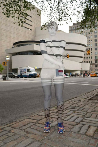 Illustration for article titled Women's bodies blend into a city's background with just bodypaint